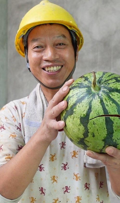 工地吃瓜实拍图片,揭秘建筑工人的休闲时光