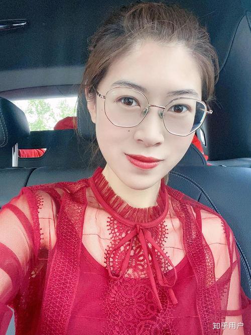 娱乐吃瓜女生主持戴眼镜,眼镜女主播的娱乐吃瓜盛宴